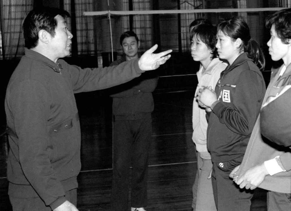 1987年1月8日，中国女排主教练李耀先（左）在向队员布置冬训任务。新华社发