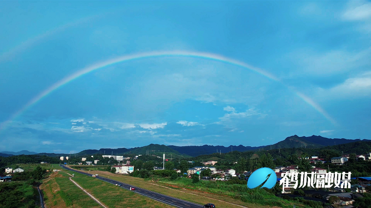 怀化鹤城区：高速公路连接线出现双彩虹.mp4_20220621_154152.758.png