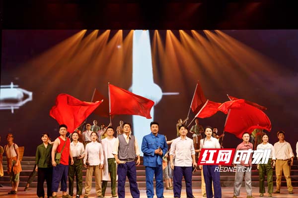 湖南青少年红色歌舞剧《青春之歌》首演  李建中出席观看