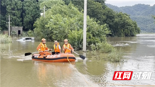 东安：洪水围困一车四人 消防出动成功营救