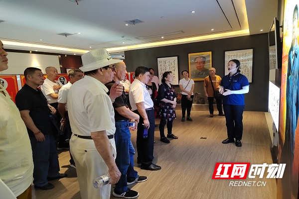 党员们参观红馆.jpg 党员们参观红馆.jpg