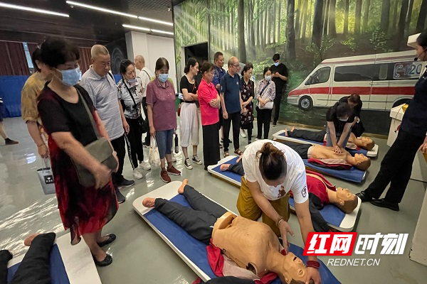 党员们学习安全急救知识.jpg 党员们学习安全急救知识.jpg