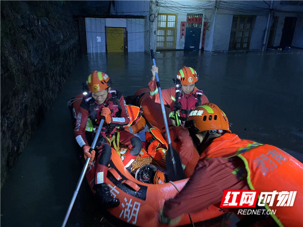 持续暴雨成灾，江永消防紧急营救疏散被困群众
