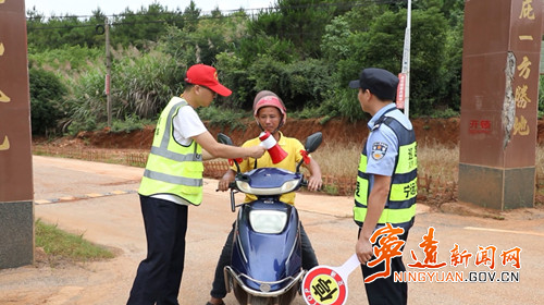 【創建全國文明城市】寧遠：“大喇叭”點名 村干部站崗 交通違法行為不出村3_副本500.jpg