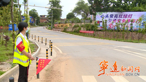 【創建全國文明城市】寧遠：“大喇叭”點名 村干部站崗 交通違法行為不出村4_副本500.jpg