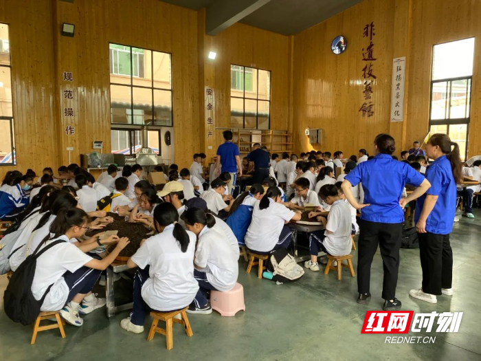 “探秘白沙溪 寻道黑茶源”——东坪中学来白沙溪开展研学实践活动7.jpg