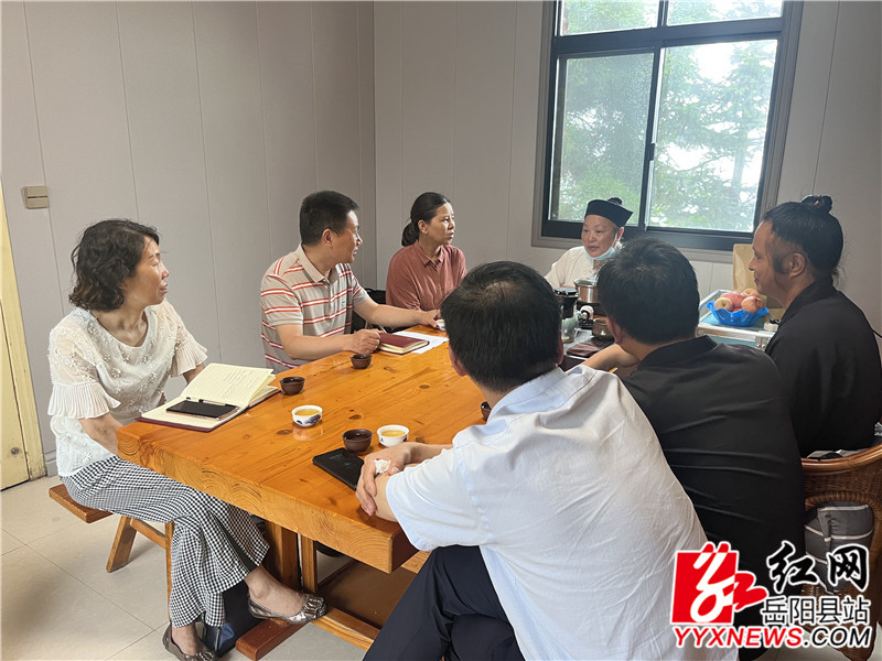 彭荣欣听取宗教管理情况汇报.jpg