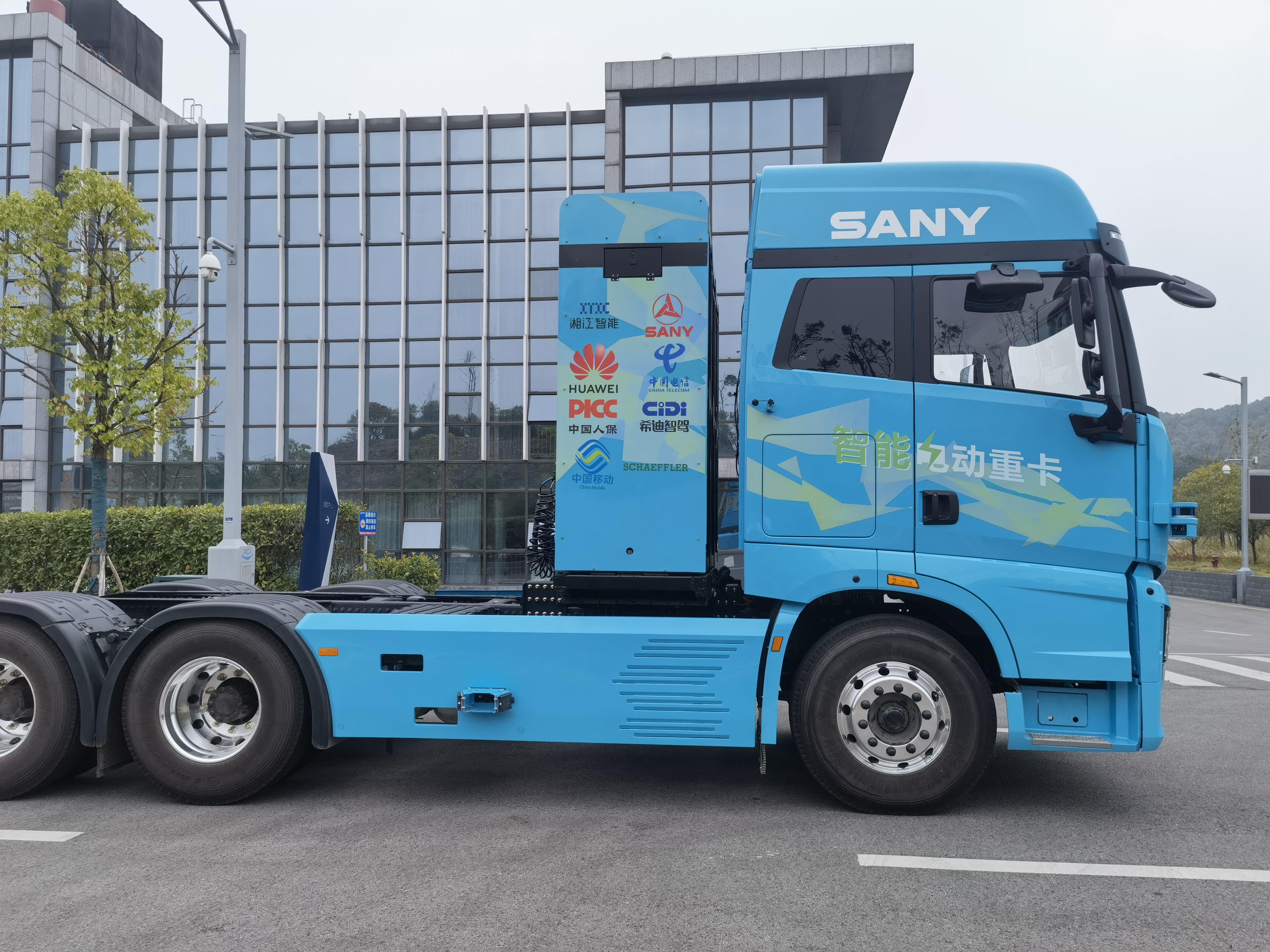 湖南首辆新能源自动驾驶物流重卡完成研发测试