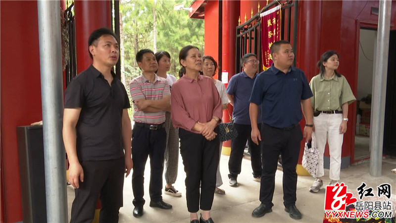彭荣欣现场查看宗教场所建设情况.jpg
