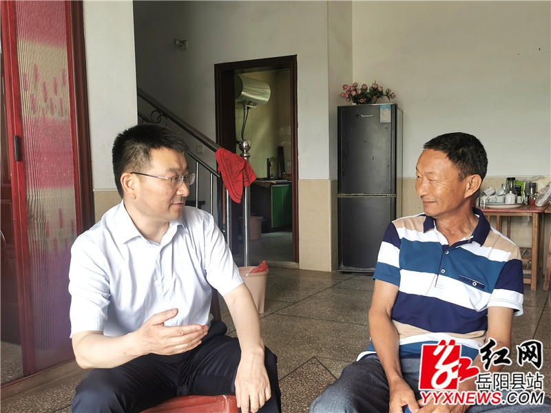 周峰慰问困难党员.jpg