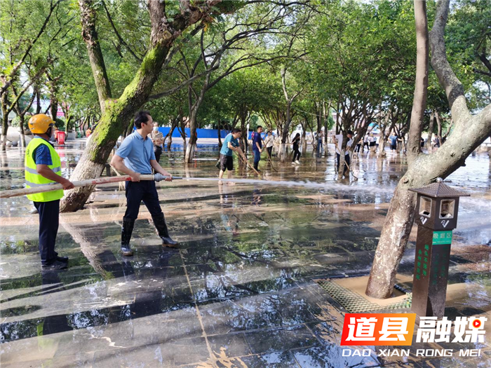 6月23日下午，道县县委副书记、县长唐超学带队到西洲公园清理杂物淤泥。（图文/何书梅）