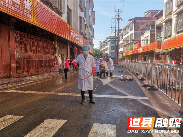 6月23日下午，道县县委副书记、县长唐超学带队到西洲公园清理杂物淤泥。（图文/何书梅）