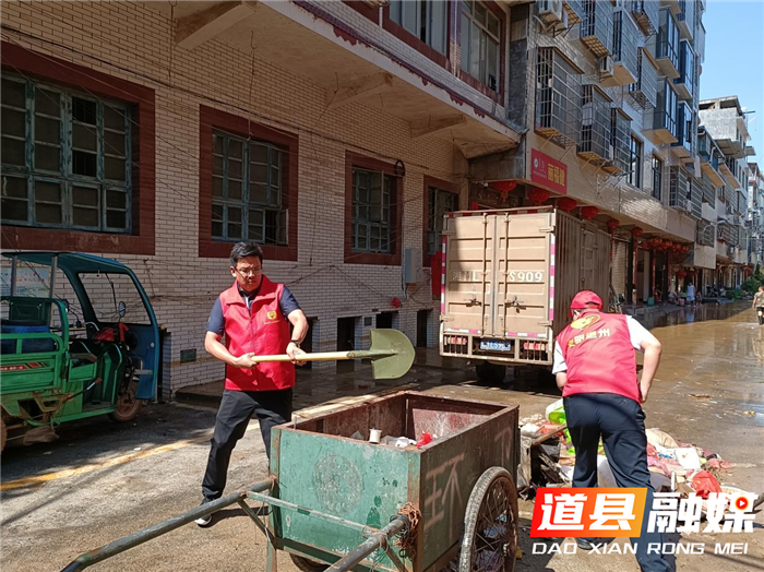 6月23日下午，道县县委副书记、县长唐超学带队到西洲公园清理杂物淤泥。（图文/何书梅）