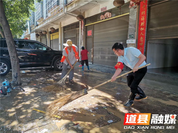 6月23日下午，道县县委副书记、县长唐超学带队到西洲公园清理杂物淤泥。（图文/何书梅）