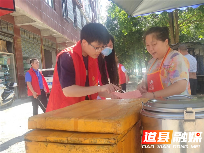 6月23日下午，道县县委副书记、县长唐超学带队到西洲公园清理杂物淤泥。（图文/何书梅）