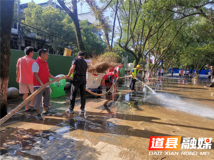 6月23日下午，道县县委副书记、县长唐超学带队到西洲公园清理杂物淤泥。（图文/何书梅）