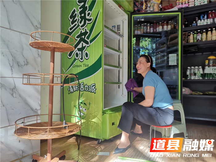 6月23日下午，道县县委副书记、县长唐超学带队到西洲公园清理杂物淤泥。（图文/何书梅）