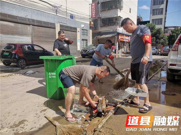 6月23日下午，道县县委副书记、县长唐超学带队到西洲公园清理杂物淤泥。（图文/何书梅）