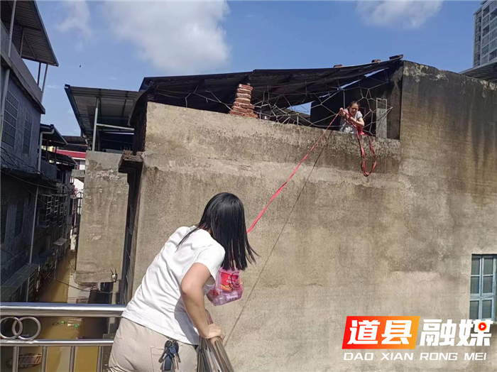 6月21日上午，道县公安局祥霖铺派出所联合巡特警大队在祥霖铺镇光明村转移被洪水围困群众。（通讯员 道公宣）
