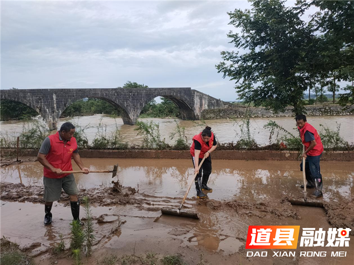 6月23日下午，道县县委副书记、县长唐超学带队到西洲公园清理杂物淤泥。（图文/何书梅）