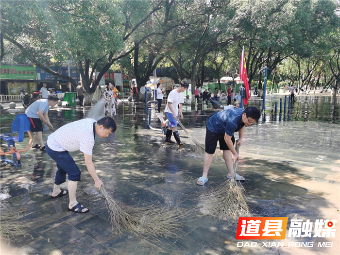6月23日下午，道县县委副书记、县长唐超学带队到西洲公园清理杂物淤泥。（图文/何书梅）