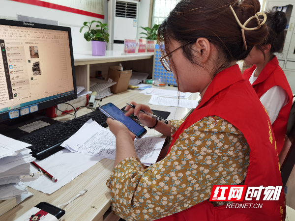 青年志愿者正在APP信息录入.jpg