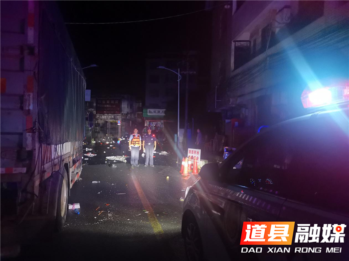 6月21日上午，道县公安局祥霖铺派出所联合巡特警大队在祥霖铺镇光明村转移被洪水围困群众。（通讯员 道公宣）