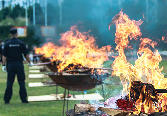 毒品一日不除,禁毒战争就一日不能松懈.jpg 毒品一日不除,禁毒战争就一日不能松懈.jpg