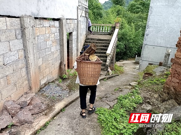 帮村民背柴禾。.jpg