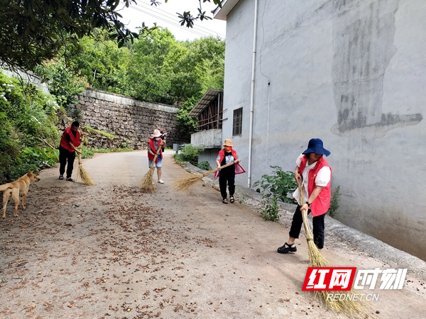 打扫马路卫生。.jpg