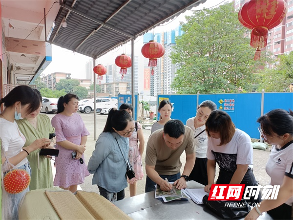 图二燕泉街道组织各社区、村工作人员深入三里田村李家湾组开展自建房安全隐患排查信息录入工作的前期摸底、拍照和填表等工作。（谢丽萍  邓静  摄）.jpg