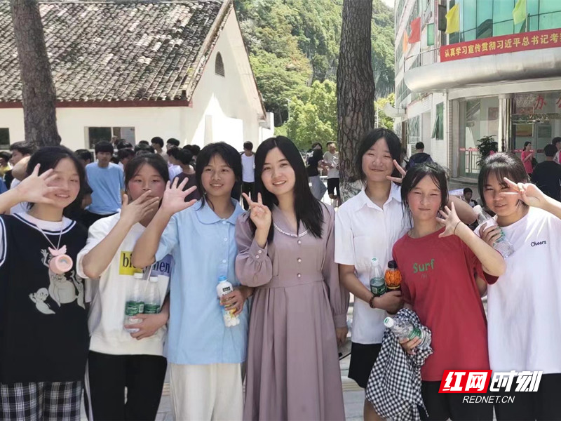 与毕业学生的合影_副本.jpg