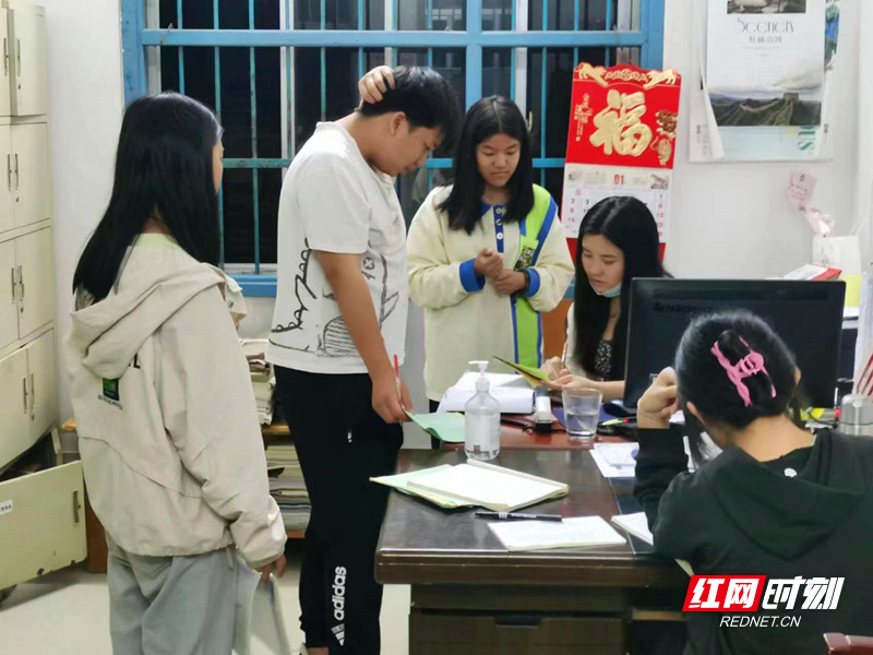 辅导学生的日常_副本.jpg