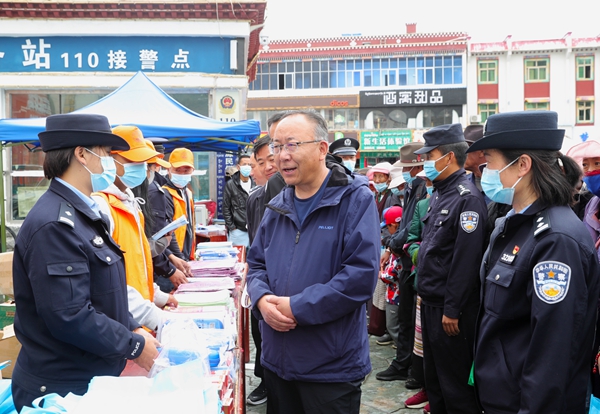 次仁平措与工作人员亲切交谈。_副本.jpg