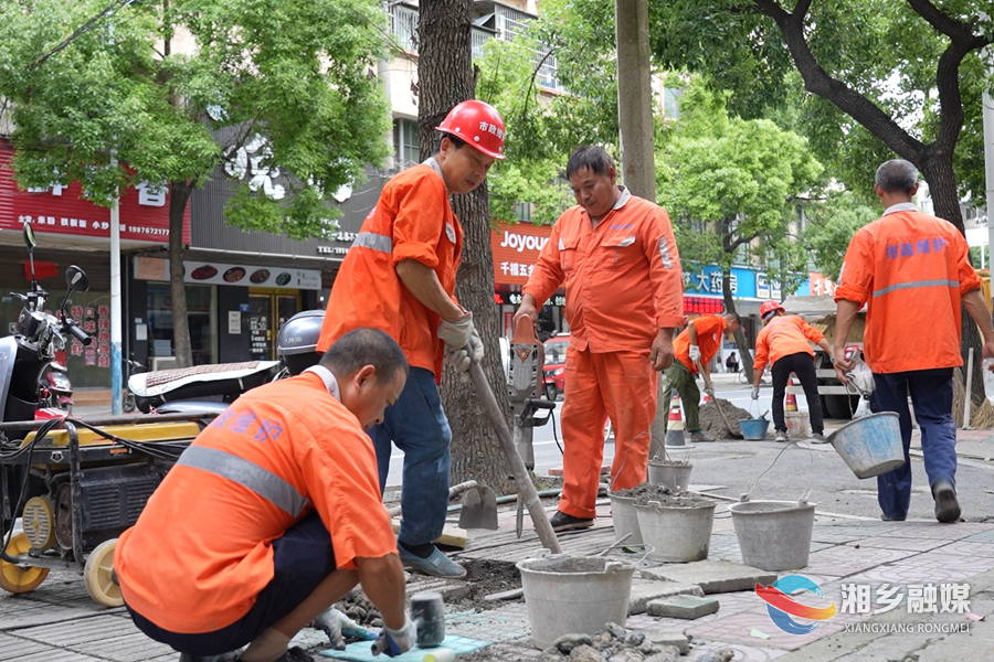市政设施维护中心工作人员对破损人行道进行修复。.jpg