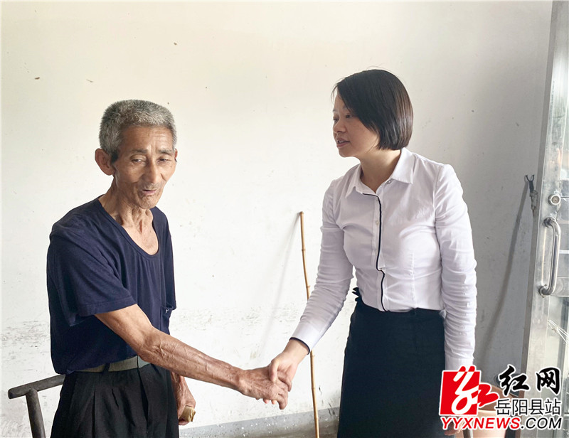 宋华慰问市党内关怀对象吴中辉.jpg