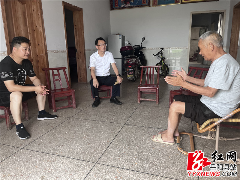 李德军看望老党员许石荣.jpg