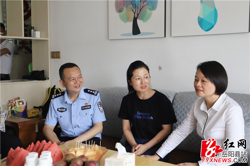 宋华看望慰问因共公牺牲民警李岳林的遗孀.jpg