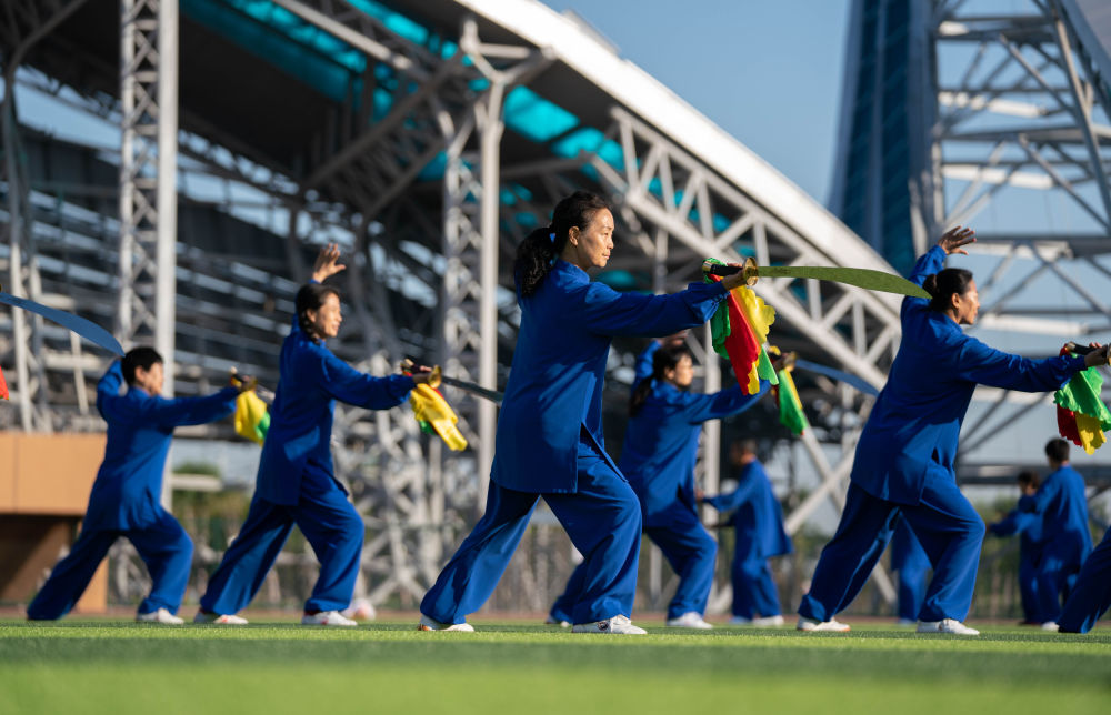 市民在河北省黄骅市天健湖共享体育场练习太极刀。新华社记者骆学峰摄
