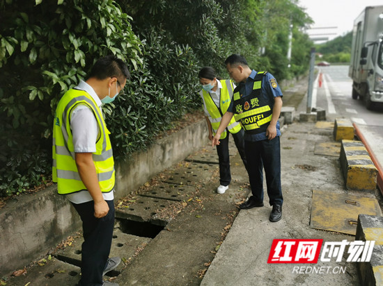 查看收费大棚、配电室等重点部位是否漏雨，及时清理排水管、污水井、车道边沟附近堆积物的副本_副本.jpg