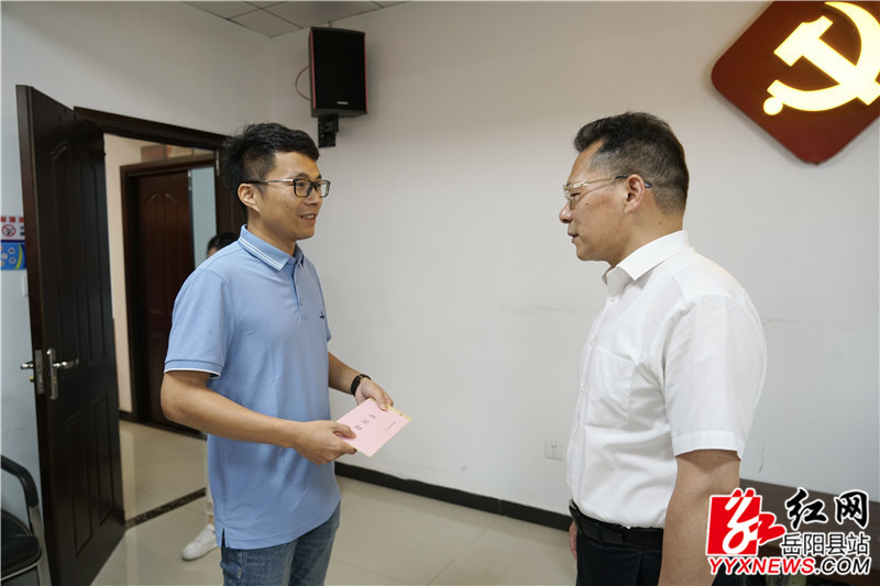 慰问返乡创业优秀企业家党员代表.jpg