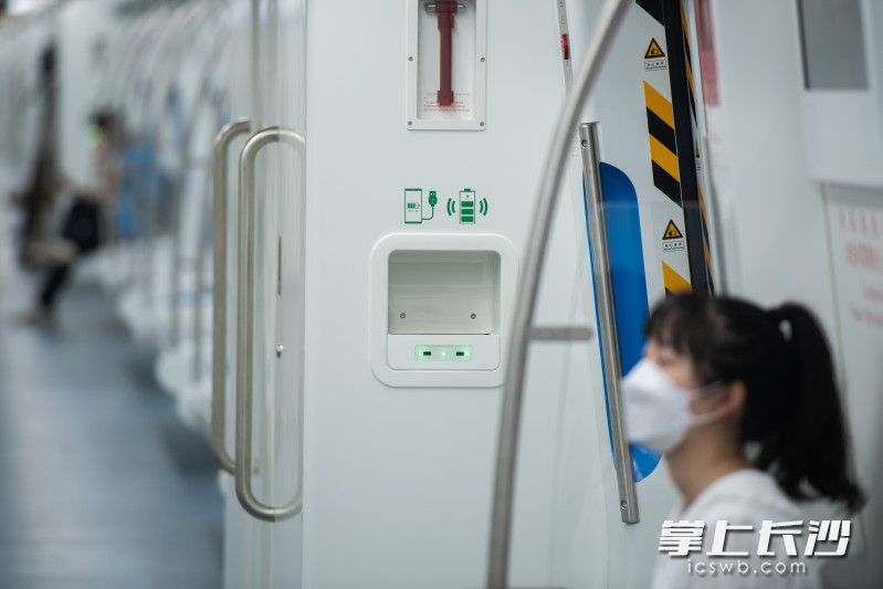 列车每节车厢都设有充电装置，两个USB口和一个无线充电接口可以为手机等设备进行充电。长沙晚报全媒体记者 黄启晴 摄