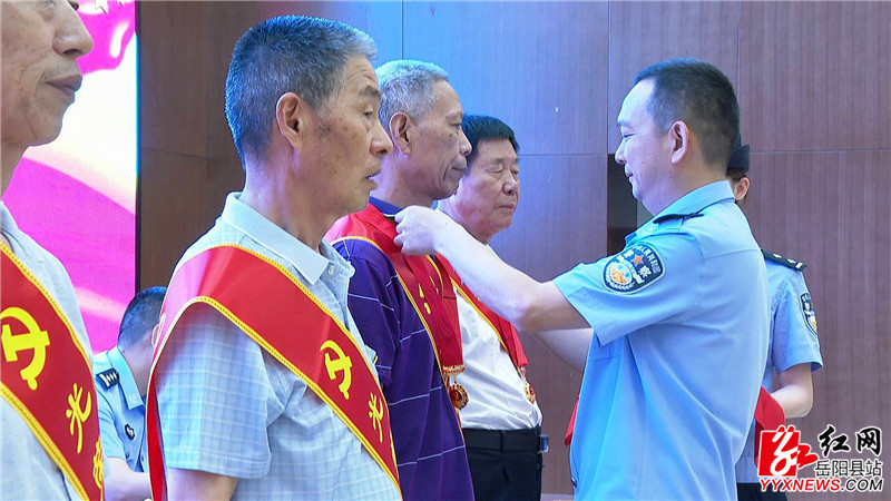 颁发光荣在党 50年纪念章02.jpg