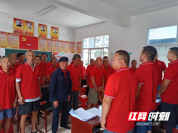 党员们共唱国歌.jpg