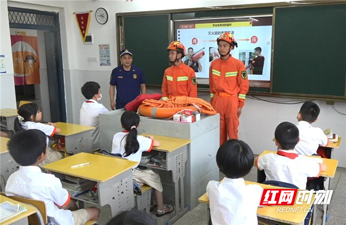组图丨消防员教“防溺水” 套牢安全“救生圈”
