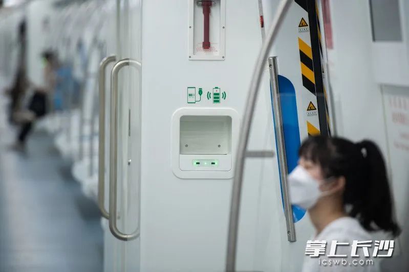 列车每节车厢都设有充电装置,两个USB口和一个无线充电接口可以为手机等设备进行充电。长沙晚报全媒体记者 黄启晴 摄 列车每节车厢都设有充电装置,两个USB口和一个无线充电接口可以为手机等设备进行充电。长沙晚报全媒体记者 黄启晴 摄