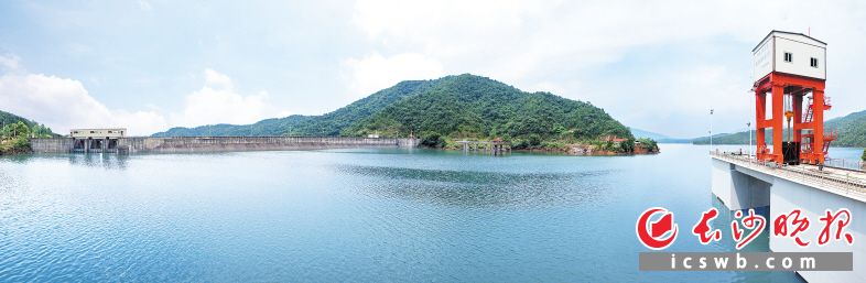 　　划定保护区以来，株树桥水库按照规范化建设要求安装50多个视频监控装置，在一级保护区内安装全长3000米的守护屏障，有效阻断了人类活动对水源地水质的影响。长沙水业供图