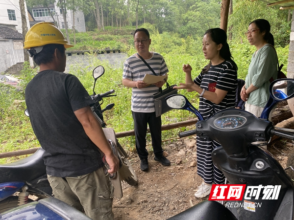 1、承办法官与手语老师下乡与特殊当事人交流.jpg