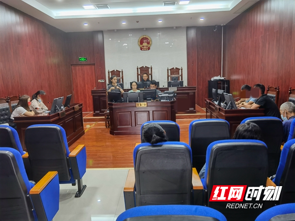 2、手语老师在庭审过程中为当事人现场翻译.jpg