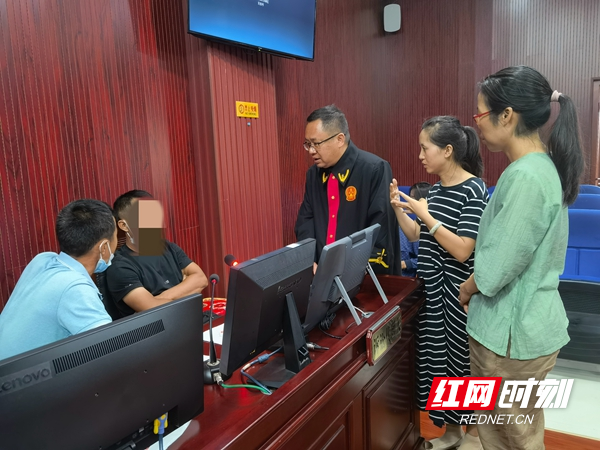3、承办法官与手语老师一起进行调解工作.jpg